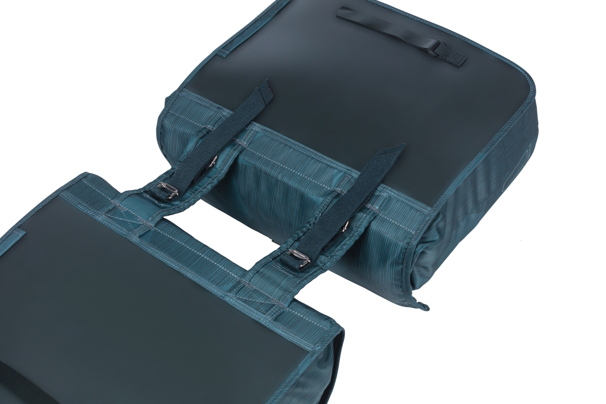 Taskesæt (blue) fra Basil model Elegance.   Materiale af 100 % genanvendt PET (plastikflasker) Vol. 40-49 L og med rem-montering (taskebro)